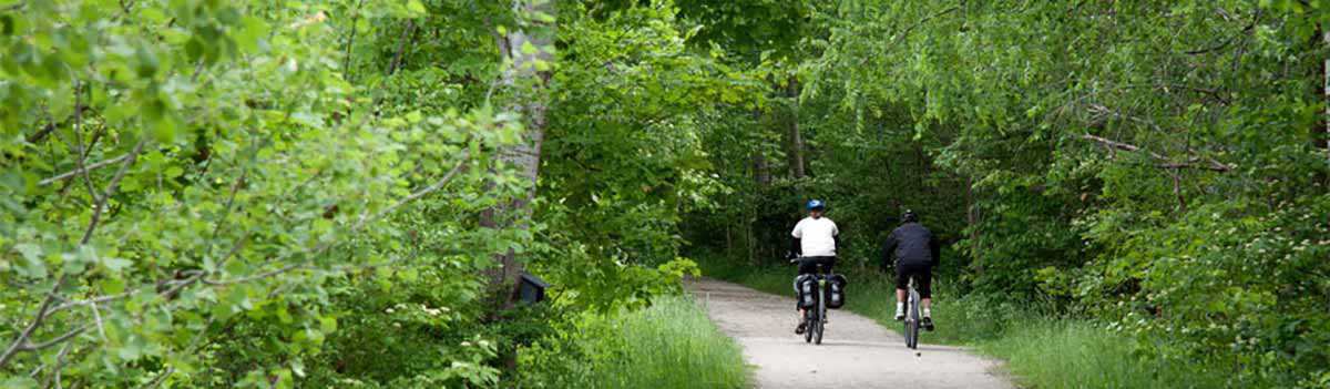 Faire du vélo le long du sentier Elora Cataract