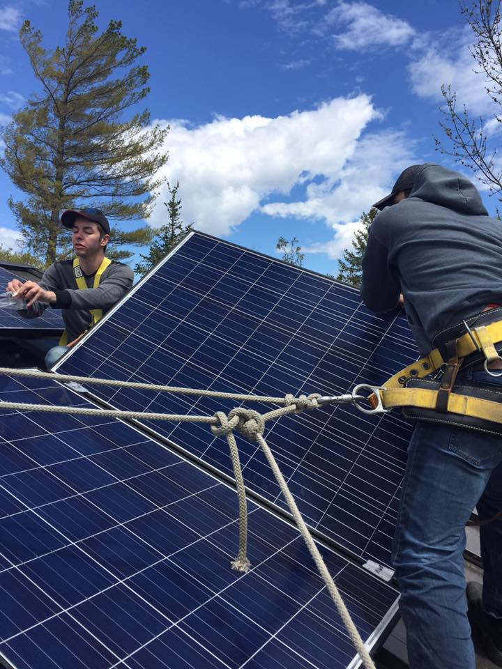 Panneaux solaires sur le toit de la maison passive Waters