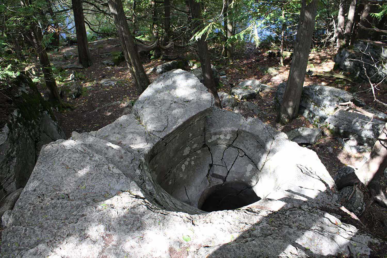 Explorez les cavernes à l'aire de conservation des cavernes Warsaw numériquement