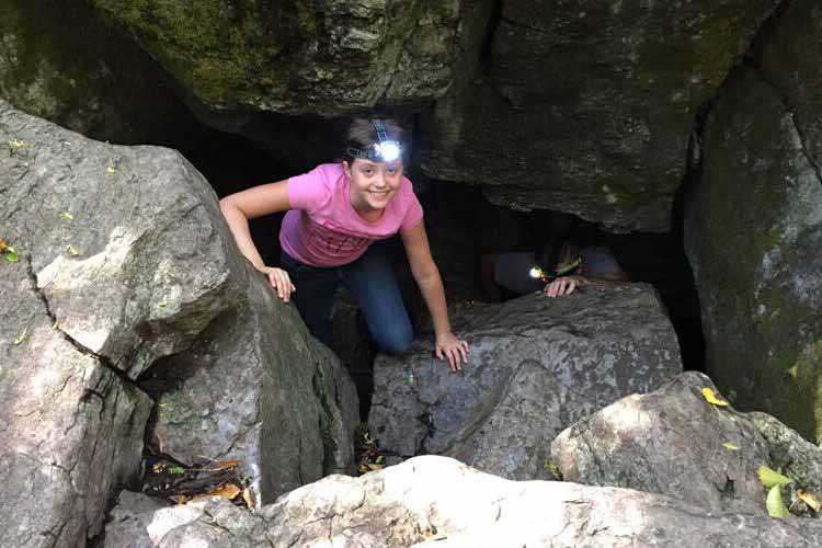 Explorez les cavernes à l'aire de conservation des cavernes Warsaw numériquement