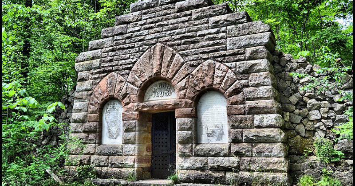 Doors Open Ontario - Wood Mausoleum