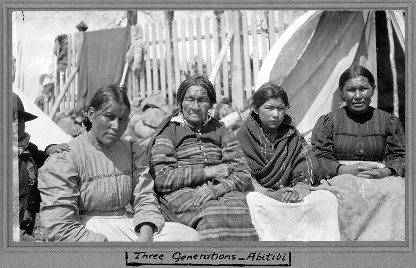 Photo de femmes à la signature d’Abitibi en 1905 (Fonds de Duncan Campbell Scott, Archives publiques de l’Ontario)